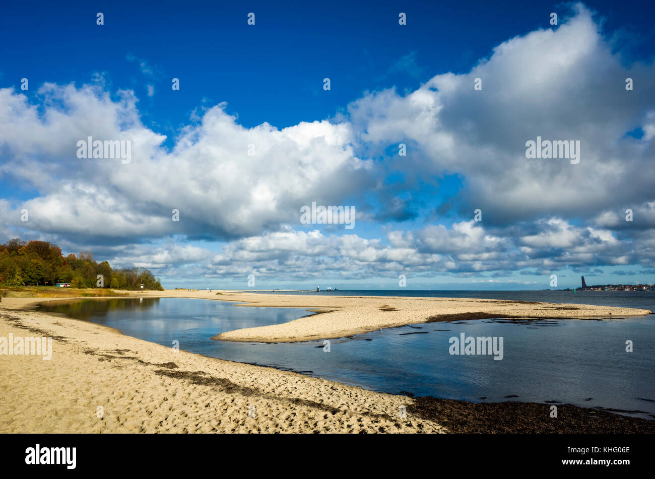 Kieler Förde, Kiel. Allemagne Deutschland. Une vue sur la plage et la mer prises du fjord de Kiel. Le mémorial naval de Laboe à n'est qu'à l'horizon de l'autre côté du fjord. C'est une journée ensoleillée avec des nuages blancs. Photographié avec un appareil photo Ricoh GRII. Banque D'Images