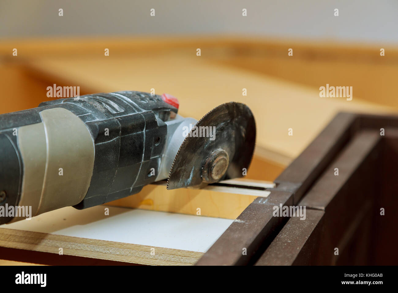 Multi-fonction oscillant outil d'alimentation des armoires de cuisine sur fond de trame Banque D'Images