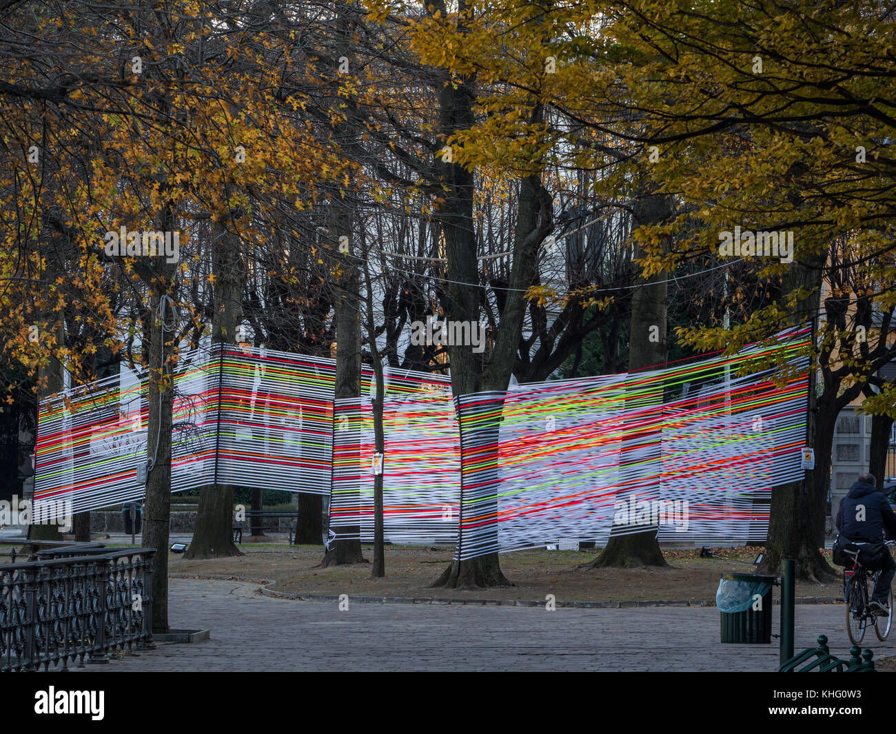 Les barrières anti-bruit coloré dans un parc de la ville de Côme, Italie Banque D'Images