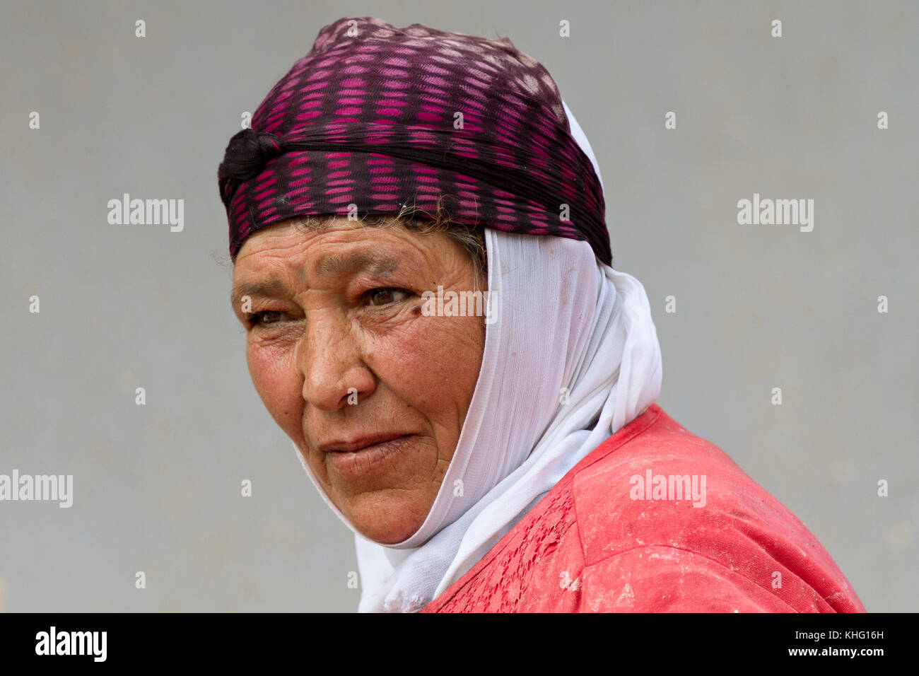 Portrait d'une femme kurde traditionnelle robe en tête, à Diyarbakir, Turquie. Banque D'Images