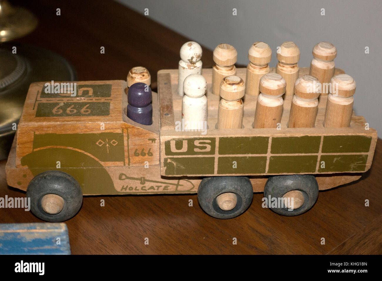 Nous en bois jouet Camion militaire peg aux soldats. champlin minnesota mn  usa Photo Stock - Alamy