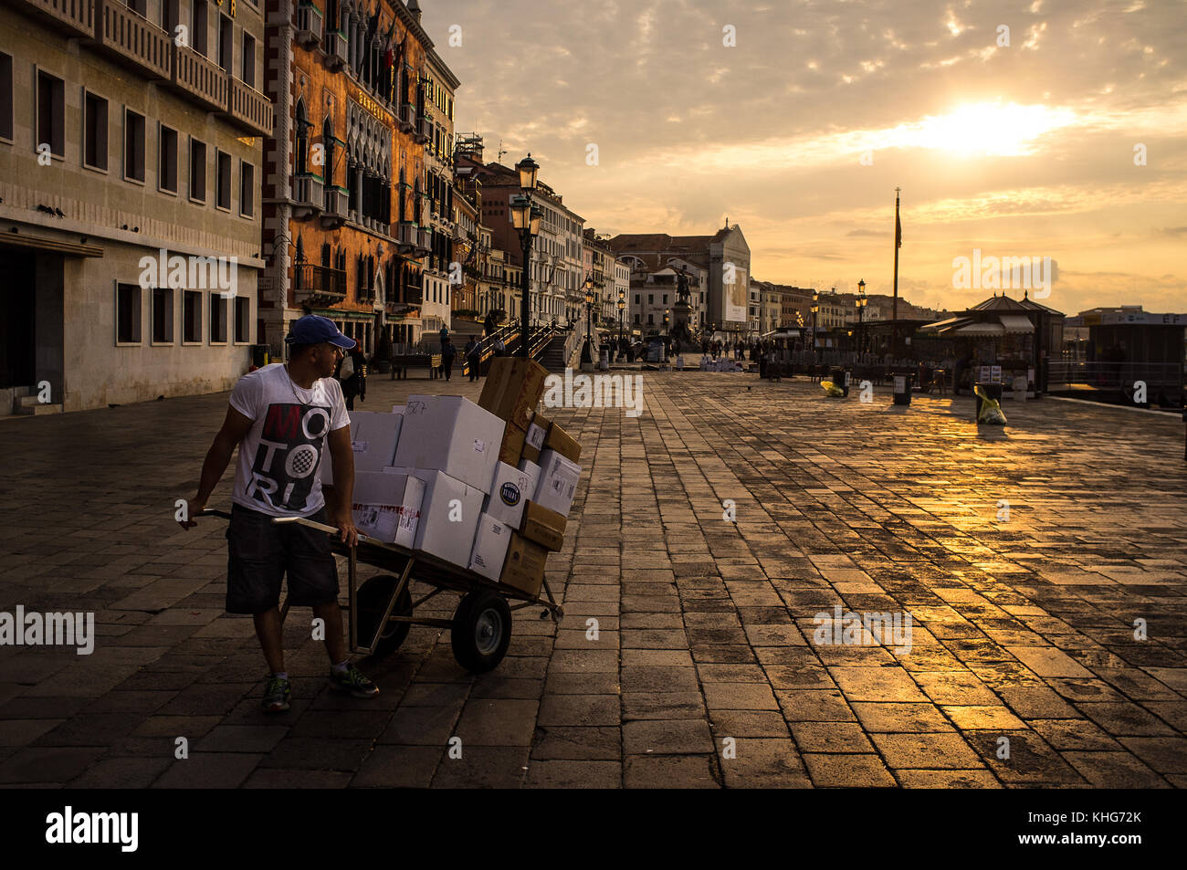 La force de travail invisible Venise travailler loin avant que les vacanciers se tourne jusqu'à visiter la ville. Ces gars utiliser petit sac des camions-citernes pour l'alimentation et boissons Banque D'Images