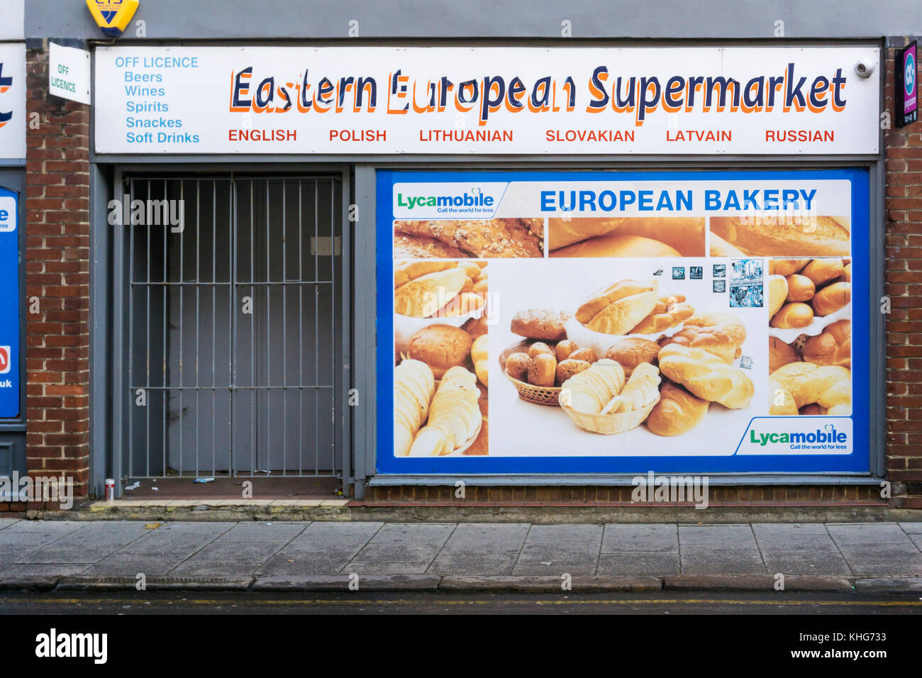 Boulangerie européenne signe sur un supermarché d'Europe orientale Banque D'Images