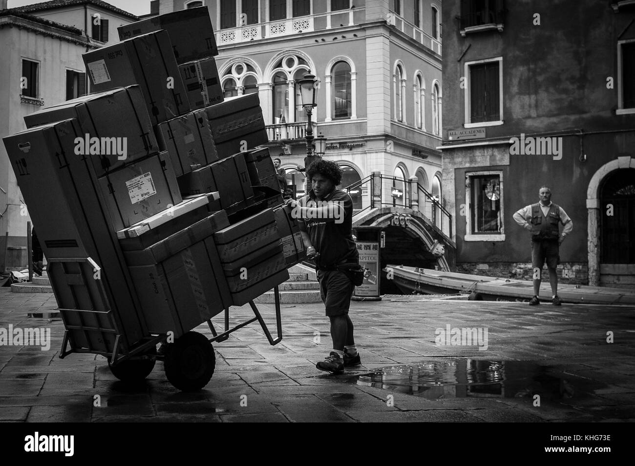 La force de travail invisible venise travailler loin avant que les vacanciers se tourne jusqu'à visiter.Ces gars utiliser petit sac des camions-citernes pour l'alimentation et boissons Banque D'Images