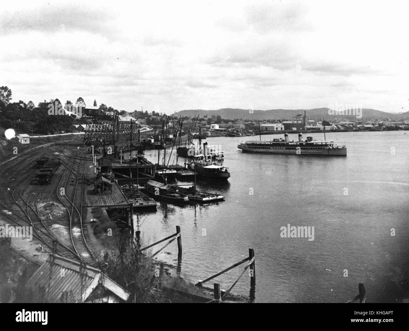 Cette image historique montre les quais de charbon de South Brisbane vers 1913, mettant en évidence le paysage industriel animé et l'importance du commerce du charbon dans la région au début du XXe siècle. Banque D'Images
