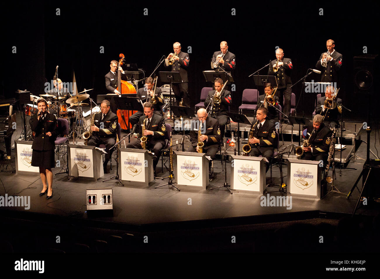 Cette image du livre met en valeur Casey Elliott et les Commodores, capturant une interprétation artistique de leur influence culturelle. L'illustration reflète l'histoire et l'impact des Commodores dans la musique, soulignant leur importance. Banque D'Images