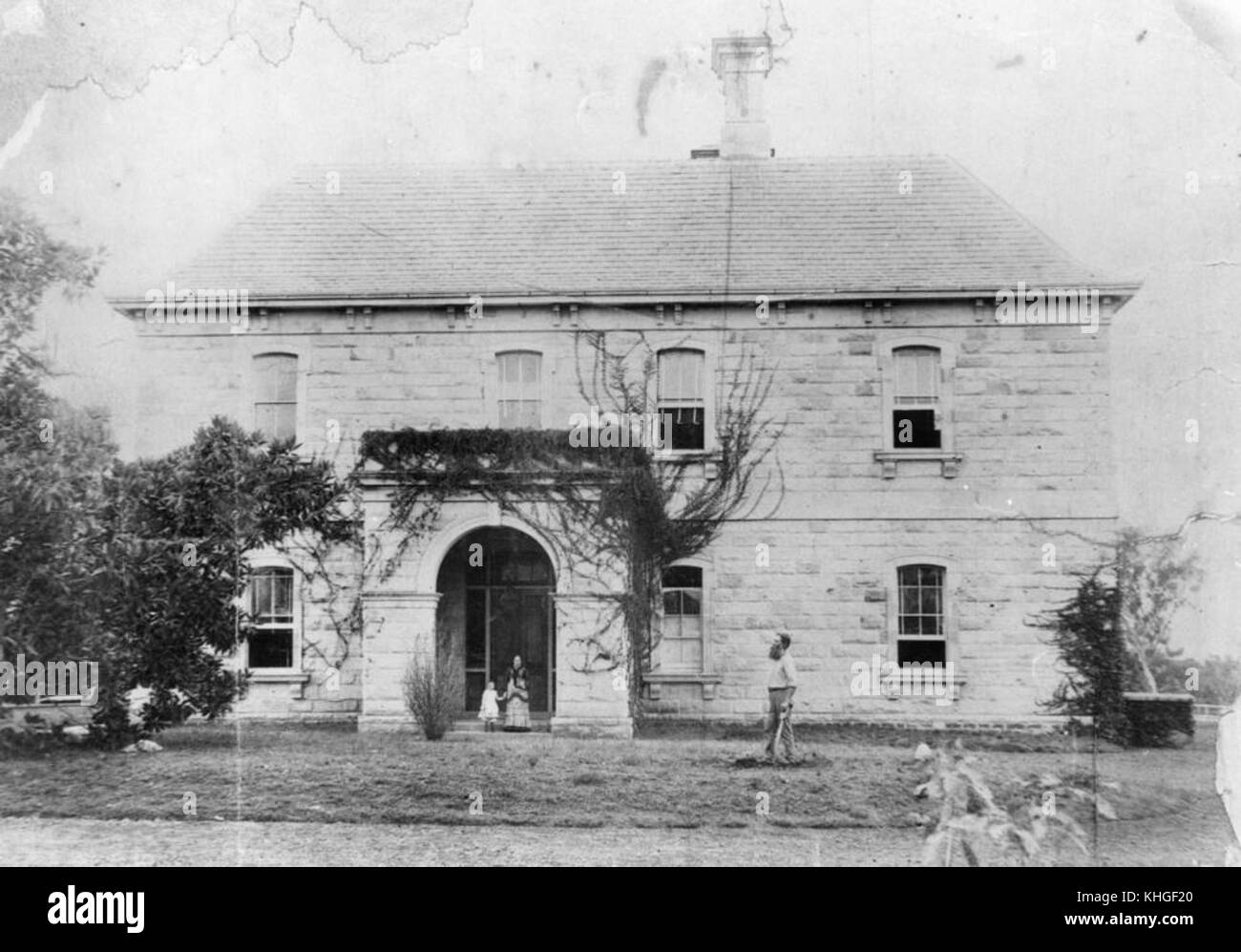 140219 entrée latérale de Jimbour couverte de lierre, Queensland, ca. 1881 Banque D'Images