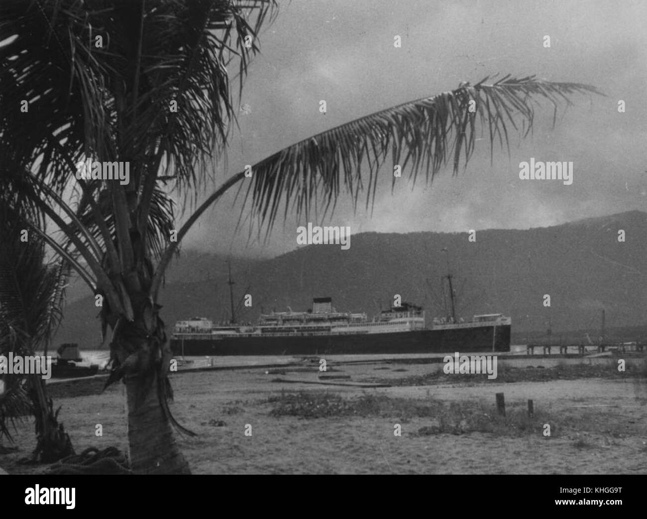 169319 Manunda entrant dans le port de Cairns, Queensland, 1953 Banque D'Images
