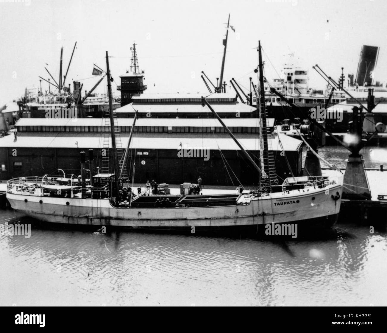 Le Taupata était un navire qui participait vraisemblablement à des opérations maritimes ou au commerce. Ce titre peut faire référence à un dossier ou à un historique spécifique lié au navire, comme sa construction, son exploitation ou son historique de service. Banque D'Images