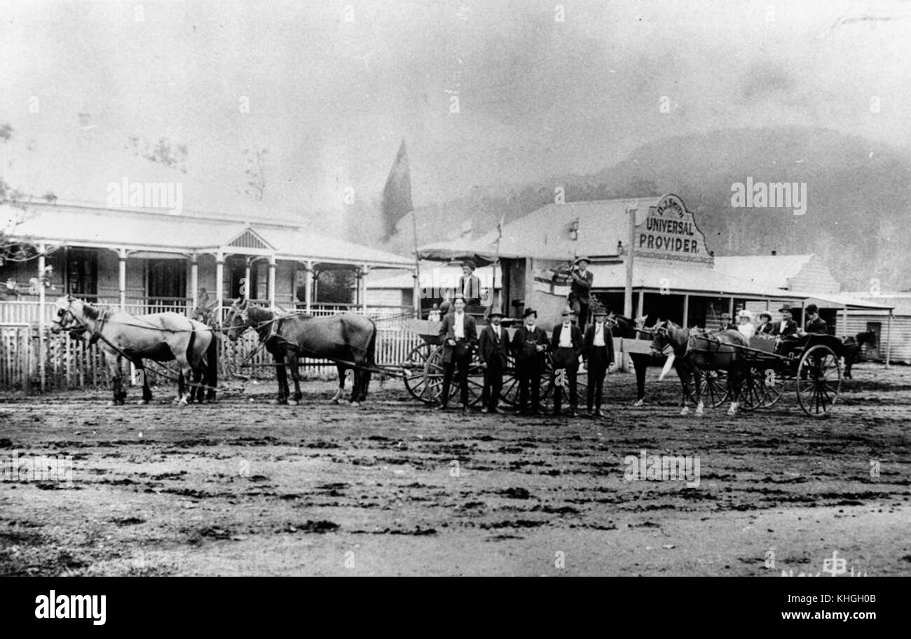 2209721 partie théâtre posant devant D.J. Smith, 1914 Canungra en magasin Banque D'Images
