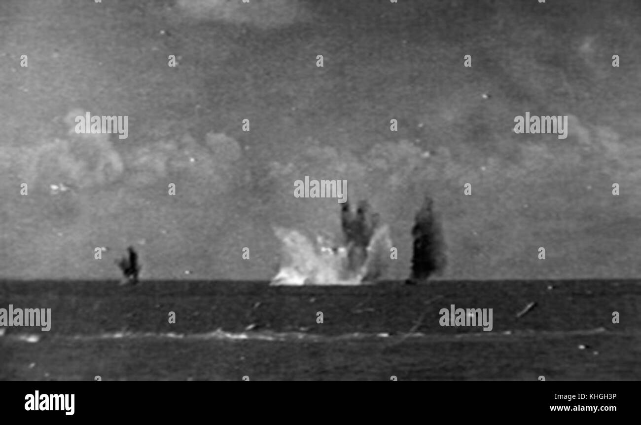Destroyers américains en vertu de l'attaque aérienne mer de Java 1942 Banque D'Images