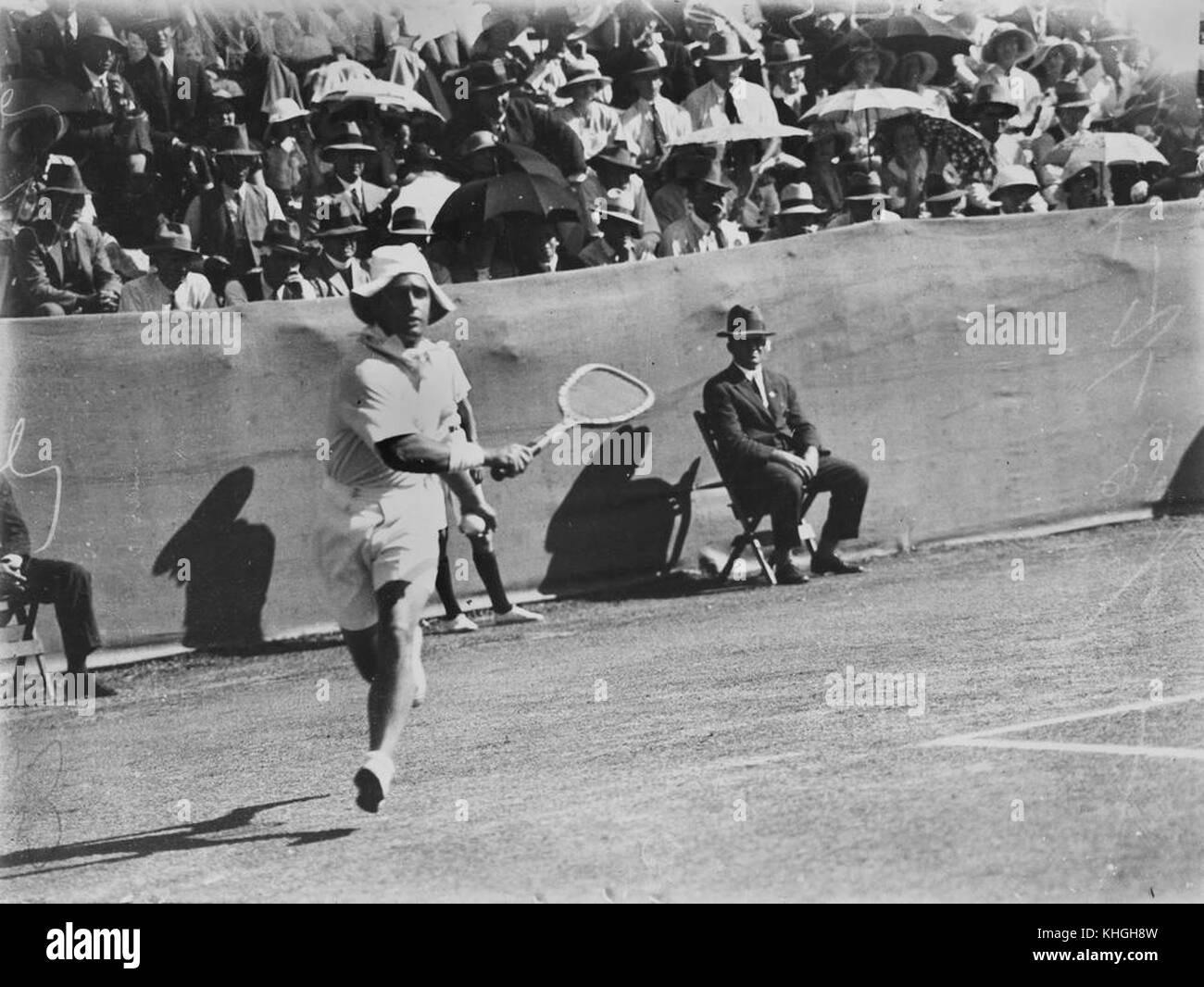 293487 2 joueur de tennis australien Adrian Quist renvoie la balle au cours d'un match de Coupe Davis contre l'Angleterre, 1933 Banque D'Images