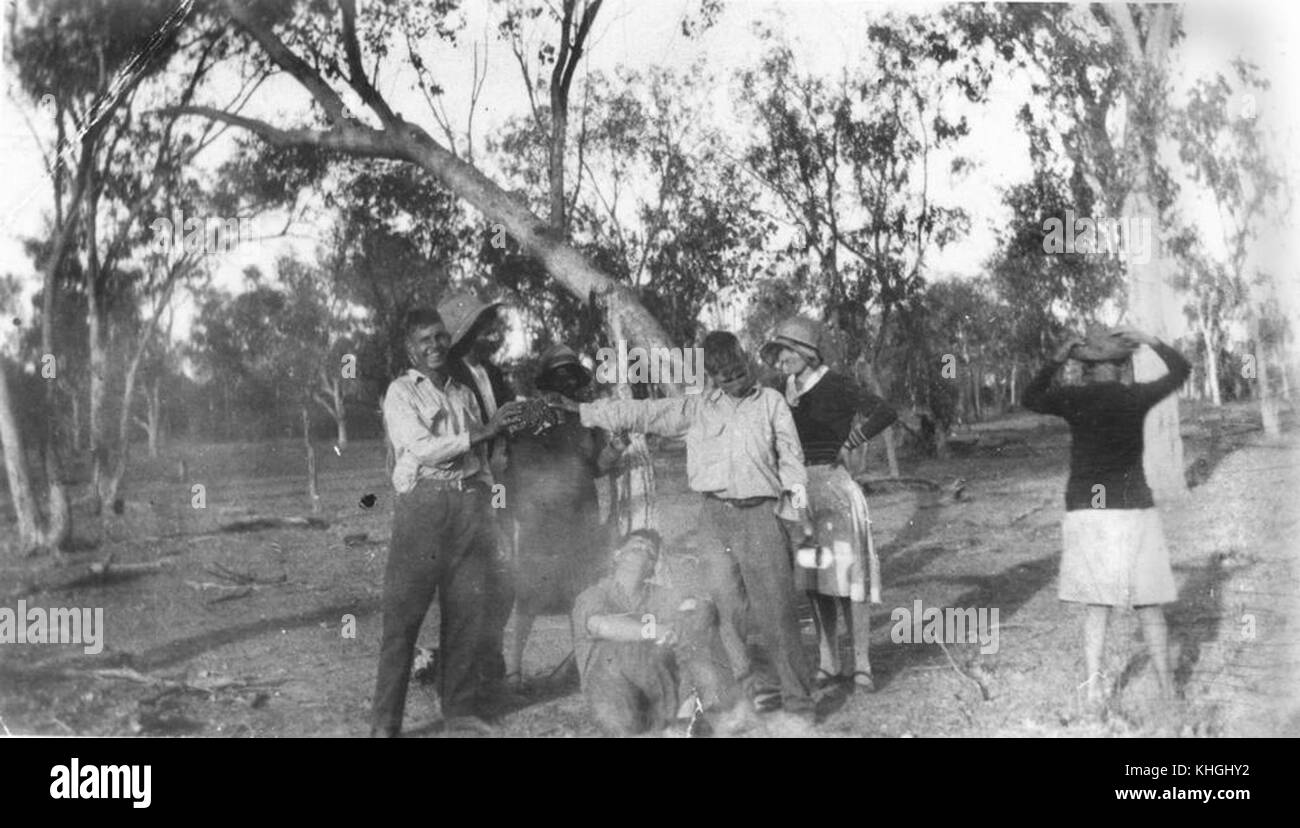 Le personnel 1295079 faire une pause sous le Ularunda à gumtree, ca. 1930 Banque D'Images