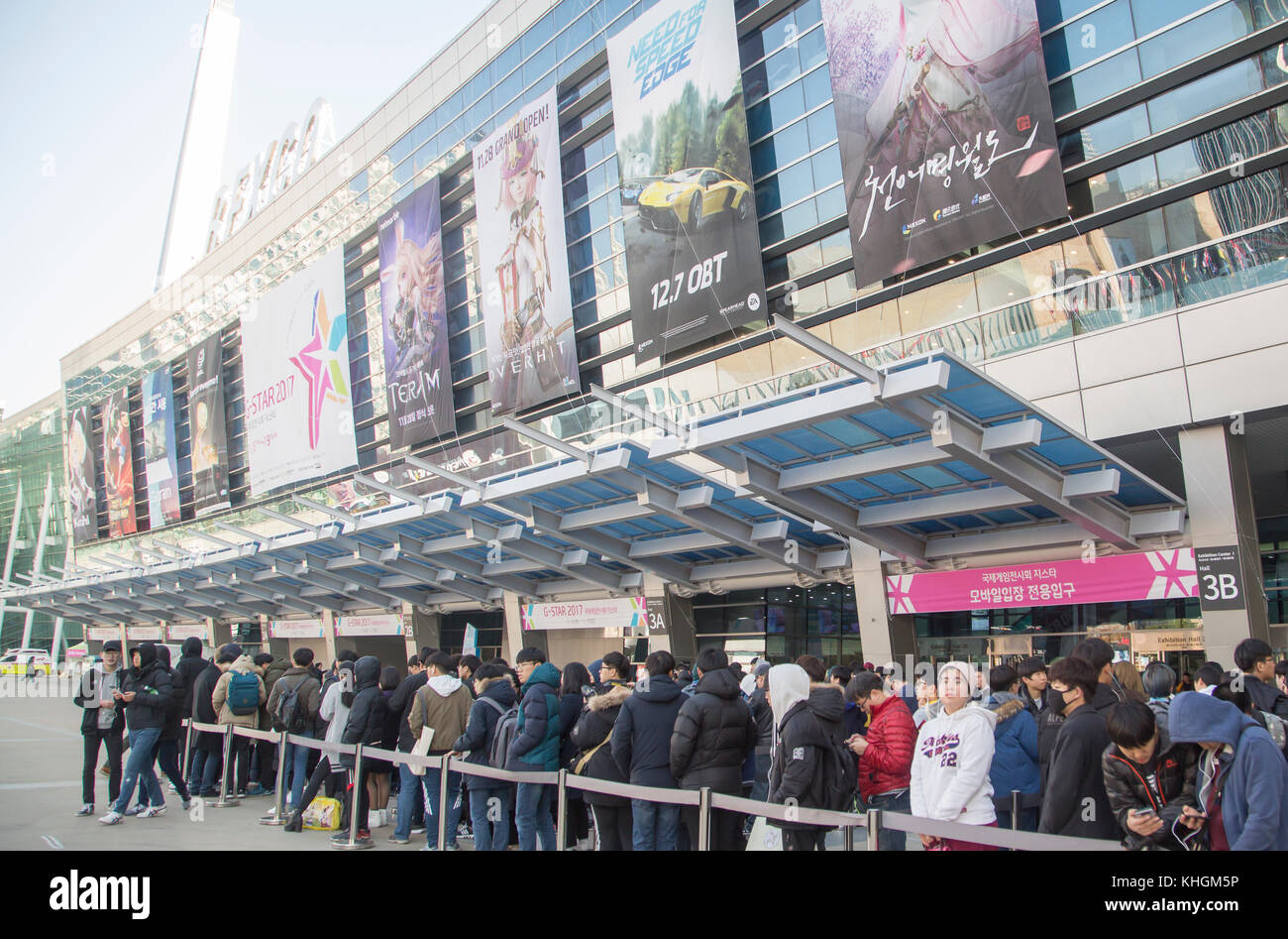 G-Star Global Game Exhibition, 16 novembre 2017 : les passionnés de jeux mobiles et informatiques attendent l'ouverture de la G-Star Global Game Exhibition à Busan, à environ 420 km (261 miles) au sud-est de Séoul, en Corée du Sud. La plus grande exposition de jeux informatiques de Corée du Sud, G-Star Global Game Exhibition, présente divers jeux informatiques et mobiles et se tiendra à Busan du 16 au 19 novembre. La première compétition mondiale de sport électronique de l'expo de jeu, le World Esports Games and Leagues (WEGL) met en vedette 120 joueurs de 12 pays avec un prix final de US$179,000. Le WEGL comprend 12 jeux en ligne méga-hit ainsi que Banque D'Images