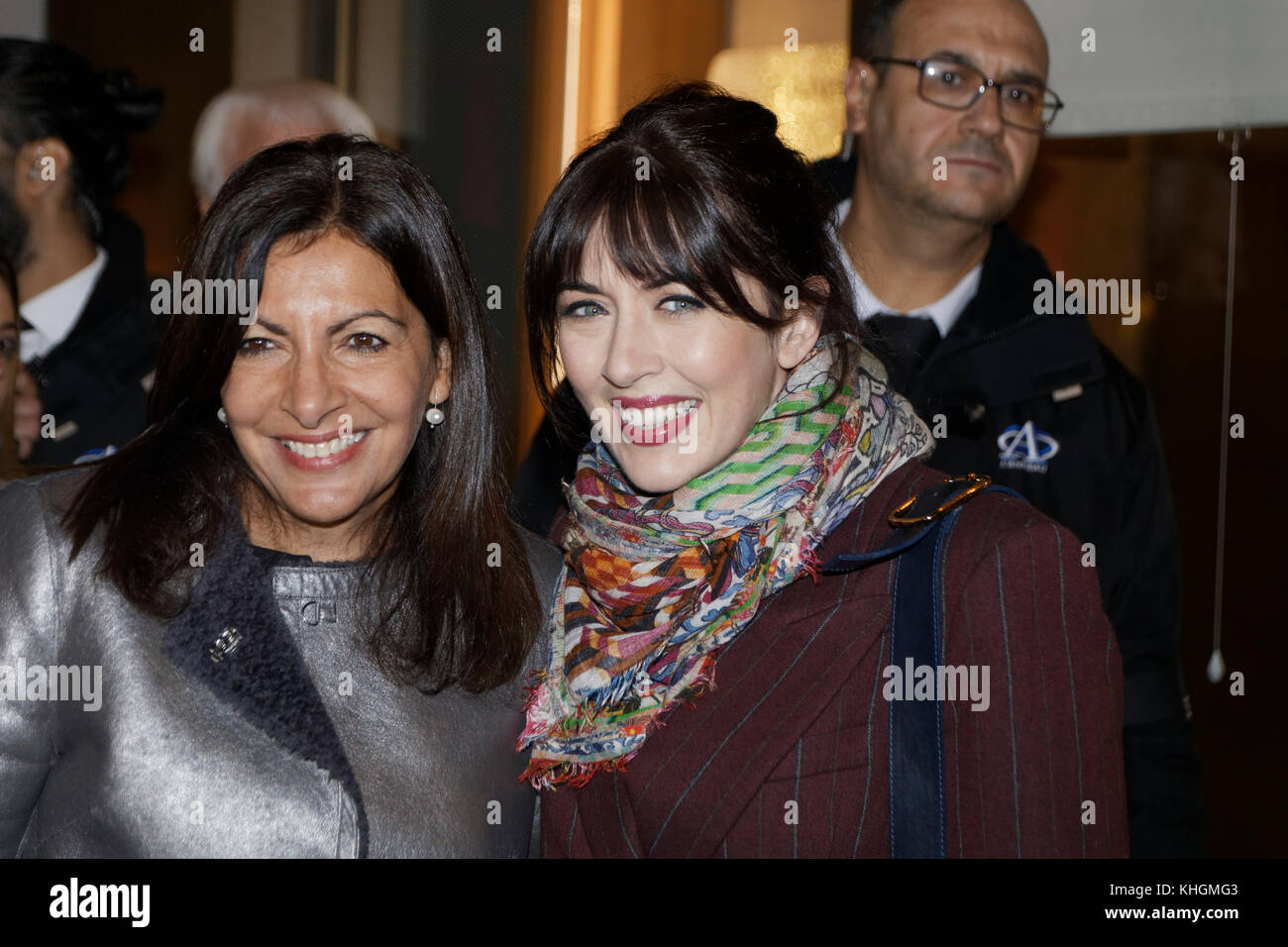 Paris, France. 16 novembre 2017. Anne Hidalgo et Nolwenn Leroy illuminent la rue du Faubourg Saint-Honoré et lance-opération hiver 2017. Cette année, un tirage au sort est organisé par le Comité du Faubourg Saint-Honoré au profit de l'association Laurette Fugain le 16 novembre 2017 à Paris, France. Crédit : Bernard Menigault/Alamy Live News Banque D'Images