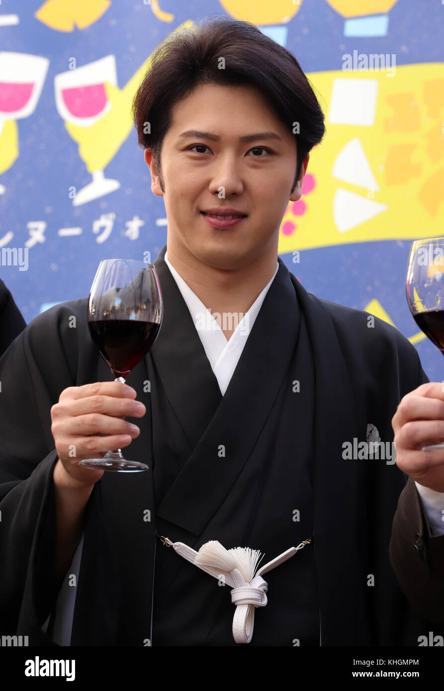 Tokyo, Japon. 16 novembre 2017. L'acteur de Kabuki Onoe Matsuya assiste à l'ouverture du festival 'Beaujolais Maturi' alors que l'embargo sur le vin français a été levé à minuit à Tokyo le jeudi 16 novembre 2017. Crédit : Yoshio Tsunoda/AFLO/Alamy Live News Banque D'Images