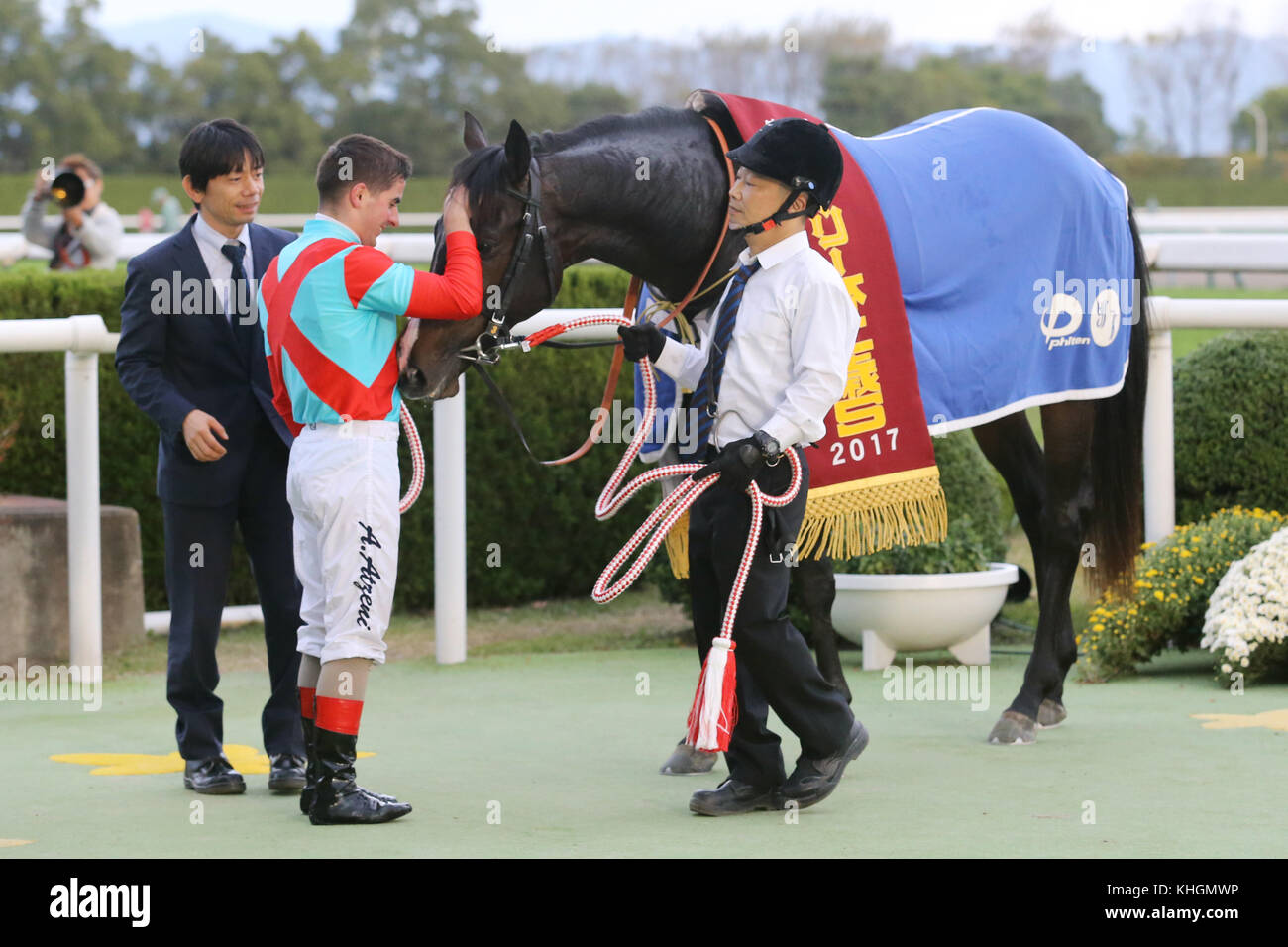 Kyoto, Japon. 11 novembre 2017. Gendarme ( Andrea Atzeni) courses hippiques : Jockey Andrea Atzeni célèbre avec gendarme après avoir remporté les Daily Hai Nisai Stakes à l'hippodrome de Kyoto, au Japon . Credit : Eiichi Yamane/AFLO/Alamy Live News Banque D'Images