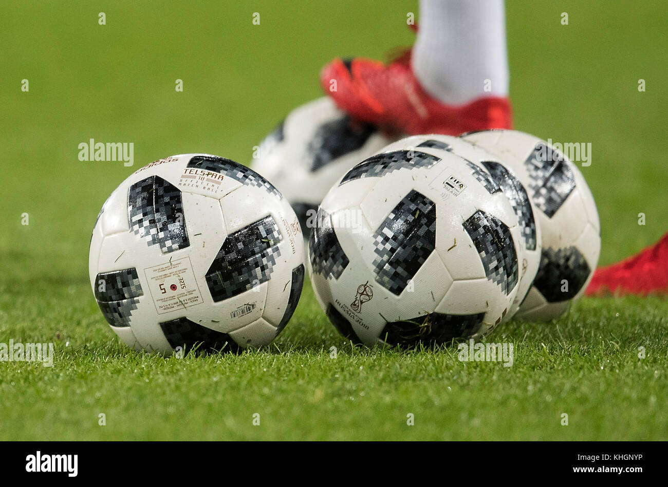 Koeln, Deutschland. 14 novembre 2017. Feature, der Spielball ' Telstar 18 ' von Adidas, offizieller WM 2018 Ball, Ball und Beine, Fussball Laenderspiel, Freundschaftsspiel, Germany (GER) - Frankreich (FRA) 2:2, AM 14.11.2017 in Koeln/ Germany. |utilisation dans le monde entier crédit : dpa/Alamy Live News Banque D'Images