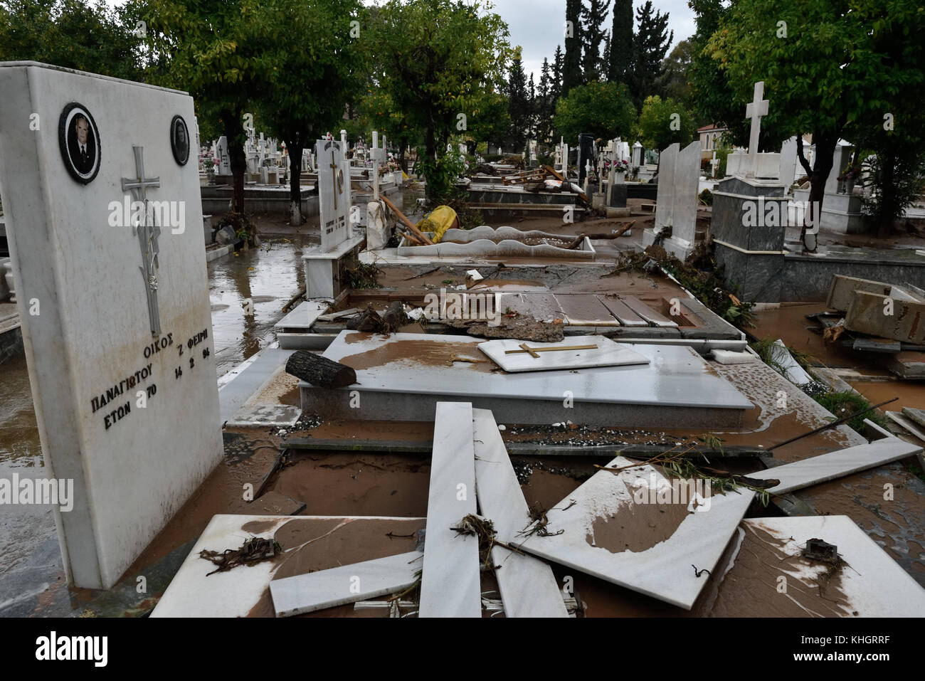 Mandra, Grèce. 17 novembre 2017. Vue générale du cimetière endommagé de la ville de Mandra en Attique après une crue éclair qui a tué au moins seize personnes et causé d'importants dégâts matériels à Mandra, en Grèce. Crédit : Nicolas Koutsokostas/Alamy Live News Banque D'Images