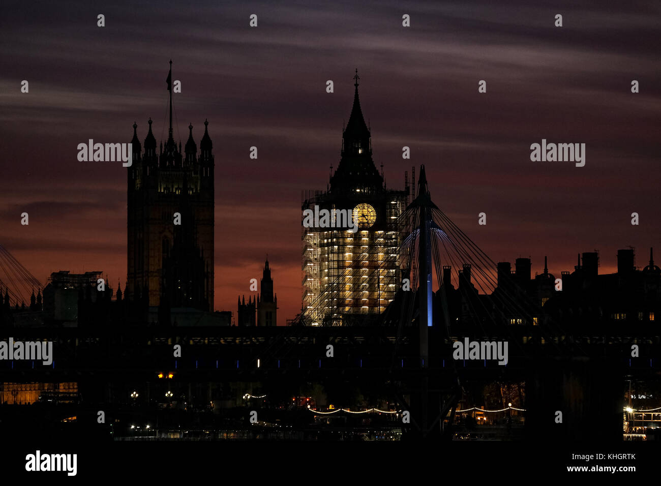 Vendredi 17 novembre 2017. Londres en Angleterre. Londres est accueilli avec un magnifique coucher de soleil pour marquer la fin de vendredi que les banlieusards sont sans travail et arrêter de photographier le spectacle. Elizabeth Tower( Big Ben) horloge peeks hors de l'échafaudage entourant la tour. Paul Watts/ Alamy live news Banque D'Images