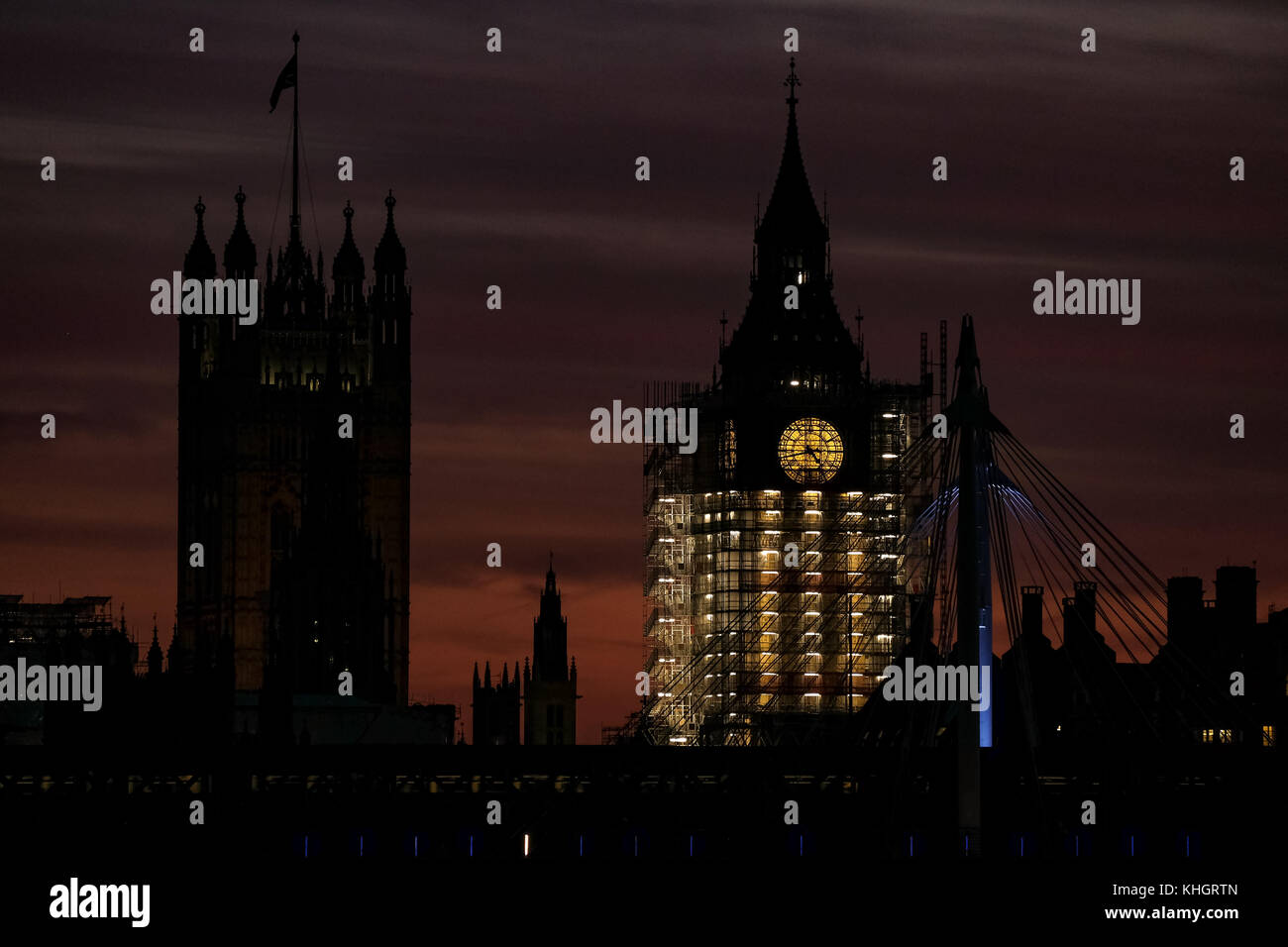 Vendredi 17 novembre 2017. Londres en Angleterre. Londres est accueilli avec un magnifique coucher de soleil pour marquer la fin de vendredi que les banlieusards sont sans travail et arrêter de photographier le spectacle. Elizabeth Tower( Big Ben) horloge peeks hors de l'échafaudage entourant la tour. Paul Watts/ Alamy live news Banque D'Images