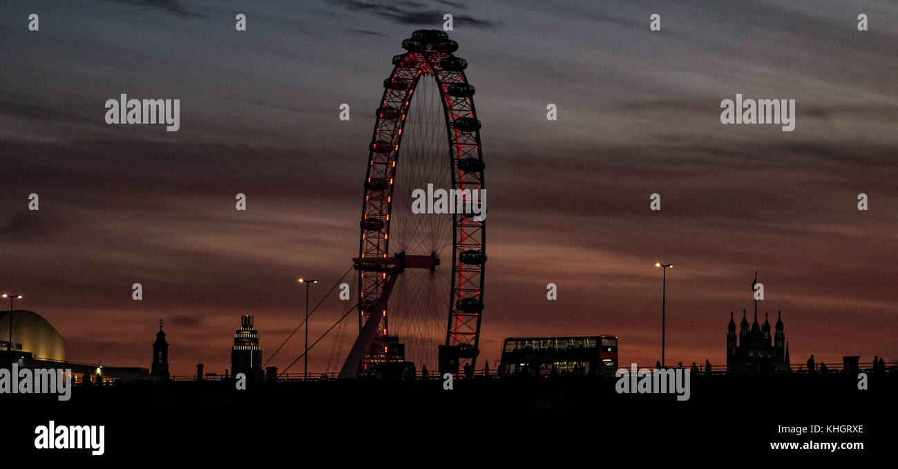 Londres, Royaume-Uni. 17 novembre, 2017. . Londres en Angleterre. Londres est accueilli avec un magnifique coucher de soleil pour marquer la fin de chantiers vendredi les navetteurs de pistes il y a à leur sortie du travail.qu'un bus passe devant le London eye sur Waterloo Bridge, vous pouvez voir où l'inspiration peut venir de pour des Kinks Waterloo célèbre coucher de paroles de chansons. Paul Watts/ Alamy live news Banque D'Images