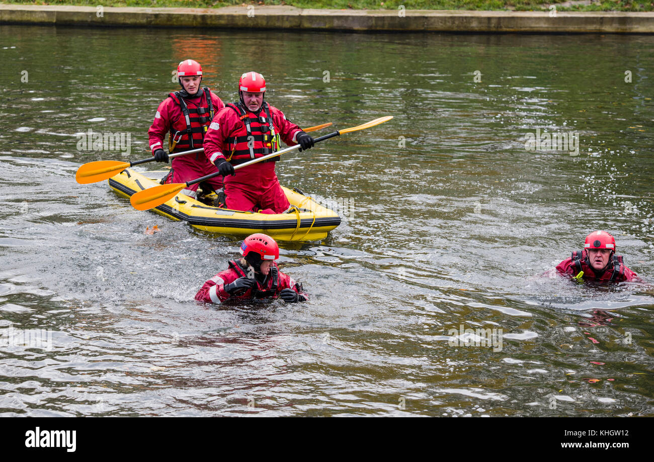 Cambridge, UK. 18 novembre, 2017. Formation des pompiers de Cambridge sur la rivière Cam le long de Chesterton road Crédit : Jason Marsh/Alamy Live News Banque D'Images