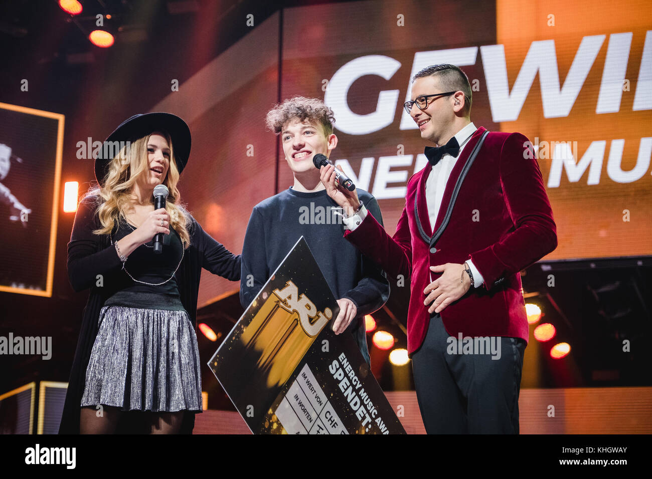 Suisse, Zurich - 17 novembre 2017. Le jeune chanteur suisse Nemo remporte  le prix Energy Music lors de la nuit Energy Star 2017 à Hallenstadion à  Zurich. Nemo est ici vu avec