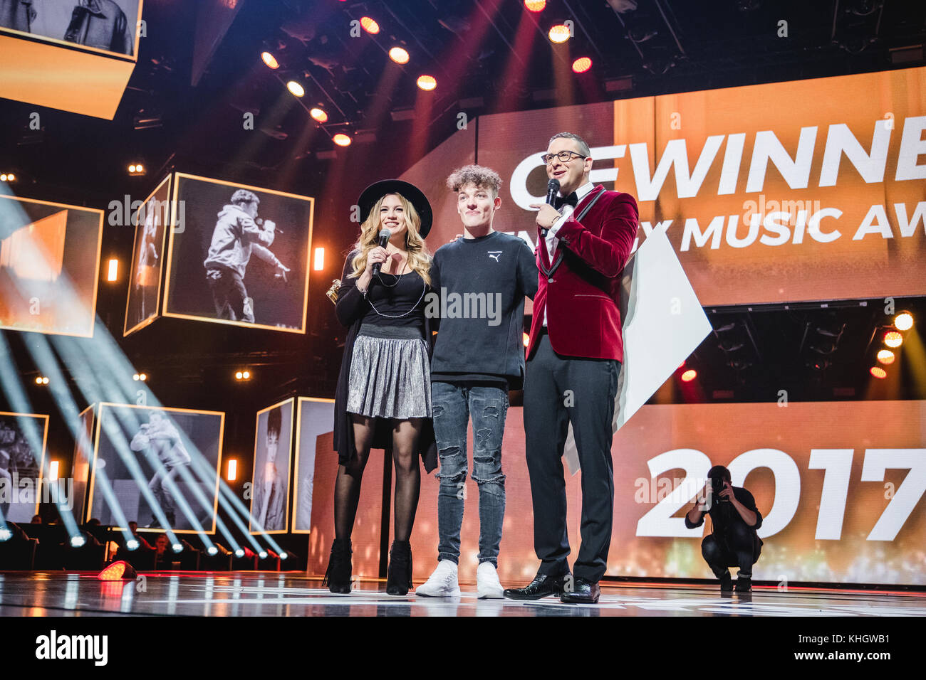 Suisse, Zurich - 17 novembre 2017. Le jeune chanteur suisse Nemo remporte  le prix Energy Music lors de la nuit Energy Star 2017 à Hallenstadion à  Zurich. Nemo est ici vu avec