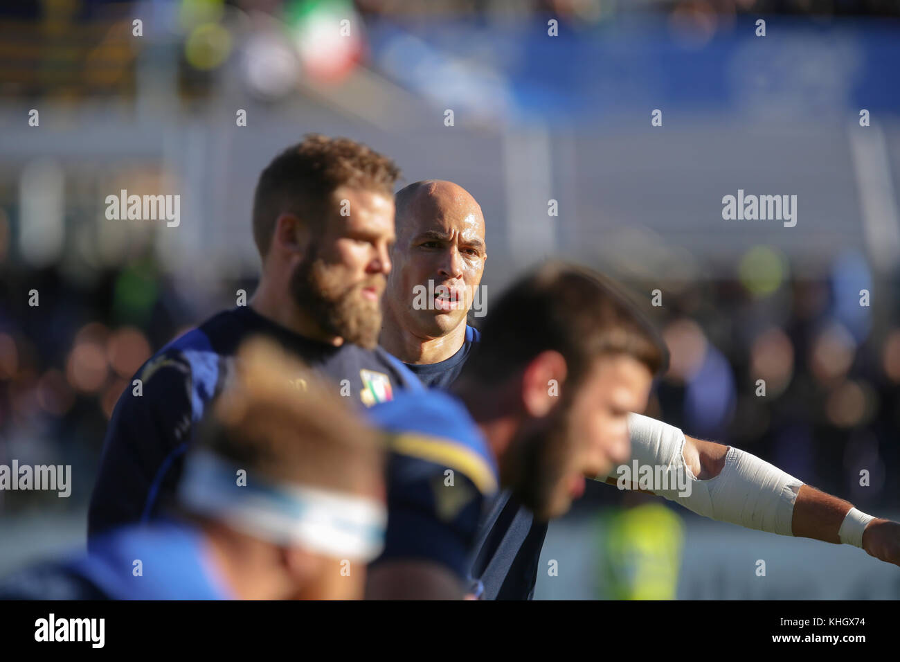 Firenze, Italie. 18 novembre 2017. Le capitaine de l'Italie Sergio Parisse appelle la jouer durant le réchauffage dans l'international Novembre test match entre l'Italie et l'Argentine. Massimiliano Carnabuci/Alamy Live News Banque D'Images