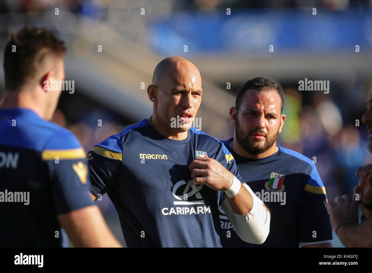 Firenze, Italie. 18 novembre 2017. Le capitaine de l'Italie Sergio Parisse appelle la jouer durant le réchauffage dans l'international Novembre test match entre l'Italie et l'Argentine. Massimiliano Carnabuci/Alamy Live News Banque D'Images