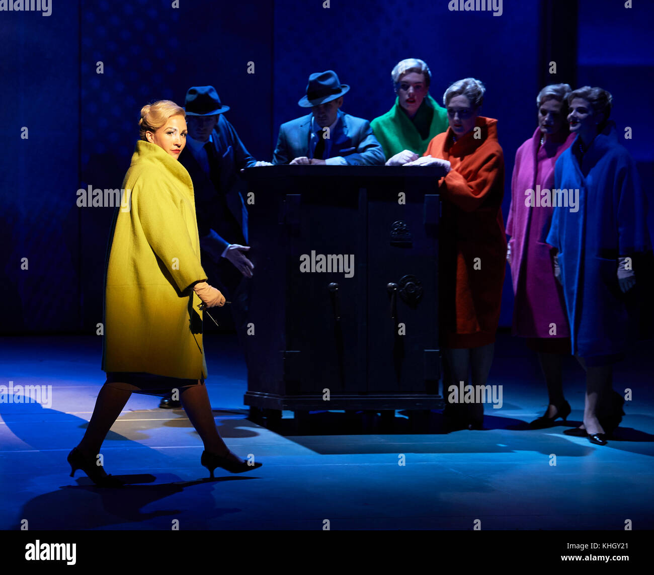 Londres, Royaume-Uni. 18 novembre, 2017. L'English National Opera présente Nico Muhly's "Marnie" au London Coliseum. Sasha Cooke (Marnie), Daniel Okulitch (Mark Rutland), James Laing (Terry Rutland), Lesley Garrett (Mme Rutland), Kathleen Wilkinson (la mère de Marnie), Diana Montague (Lucy, voisin de la mère de Marnie), Alasdair Elliott (M. Strutt), Eleanor Dennis (Laura) flotte, Matthew Durkan (Malcolm flotte), Darren Jeffery (Dr) romain, Alexa Mason(Aube, secrétaire à Halcyon l'impression), Charlotte Beament (ombre Marnie), Crédit : Thomas Bowles/Alamy Live News Banque D'Images