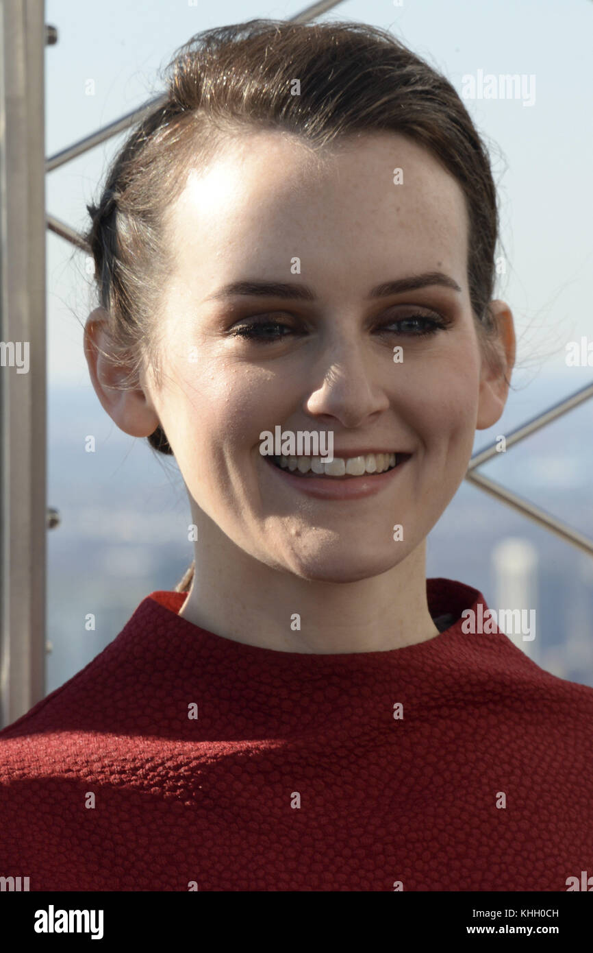 Sophie McShera assiste à la conférence photo « Downton Abbey : The Exhibition » sur l'Empire State Bulding le 17 novembre 2017 à New York. | Verwendung weltweit Banque D'Images