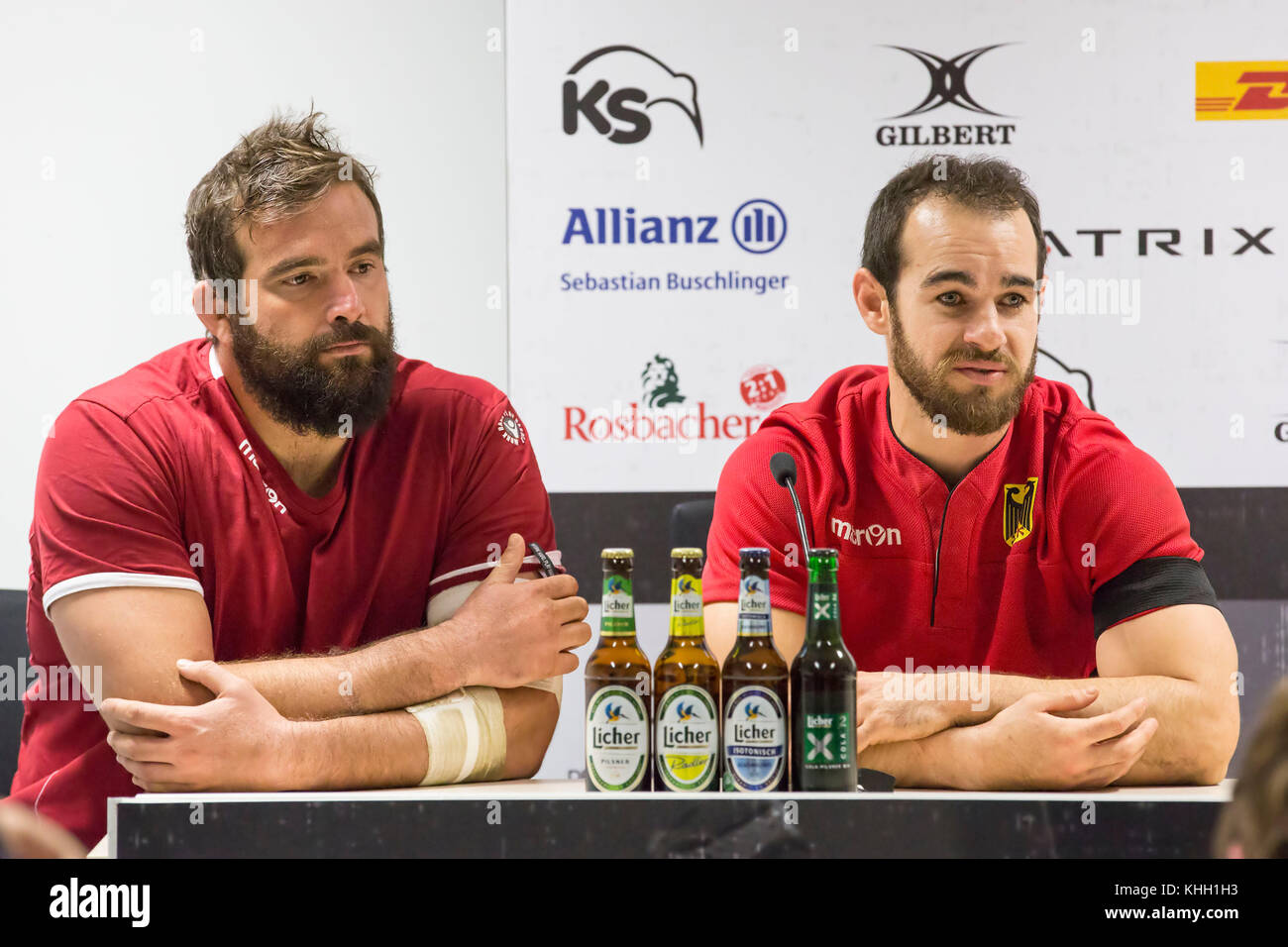 Wiesbaden, Allemagne. 18 novembre 2017. Michael Poppmeier (l, Allemagne, 4) et Sean Armstrong (Allemagne, 9) s'exprimant clairement sur la situation conflictuelle actuelle entre la Fédération allemande de rugby et l'ancien sponsor Wild lors d'une conférence de presse après le match du World Rugby Rankings entre l'Allemagne et les Etats-Unis à Wiesbaden, Allemagne, le 18 novembre 2017. Crédit : Jürgen Keßler/dpa/Alamy Live News Banque D'Images