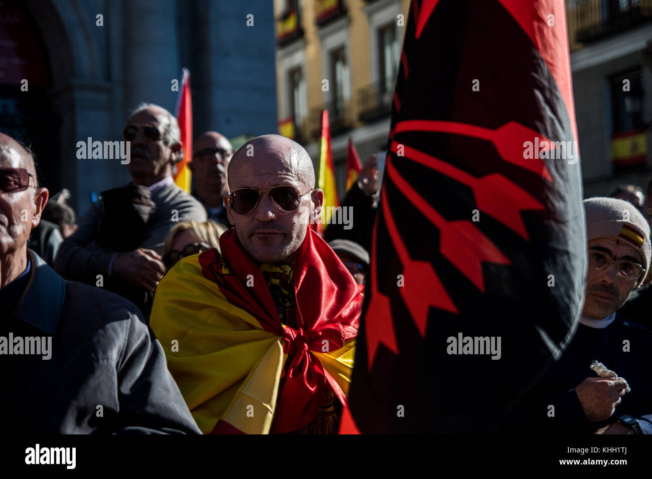 Madrid, Espagne. 19 novembre 2017. Un partisan de Franco avec un drapeau fasciste lors d'un rassemblement commémorant le 42e anniversaire de la mort du dictateur Francisco Franco, à Madrid, en Espagne. Crédit : Marcos del Mazo/Alamy Live News Banque D'Images