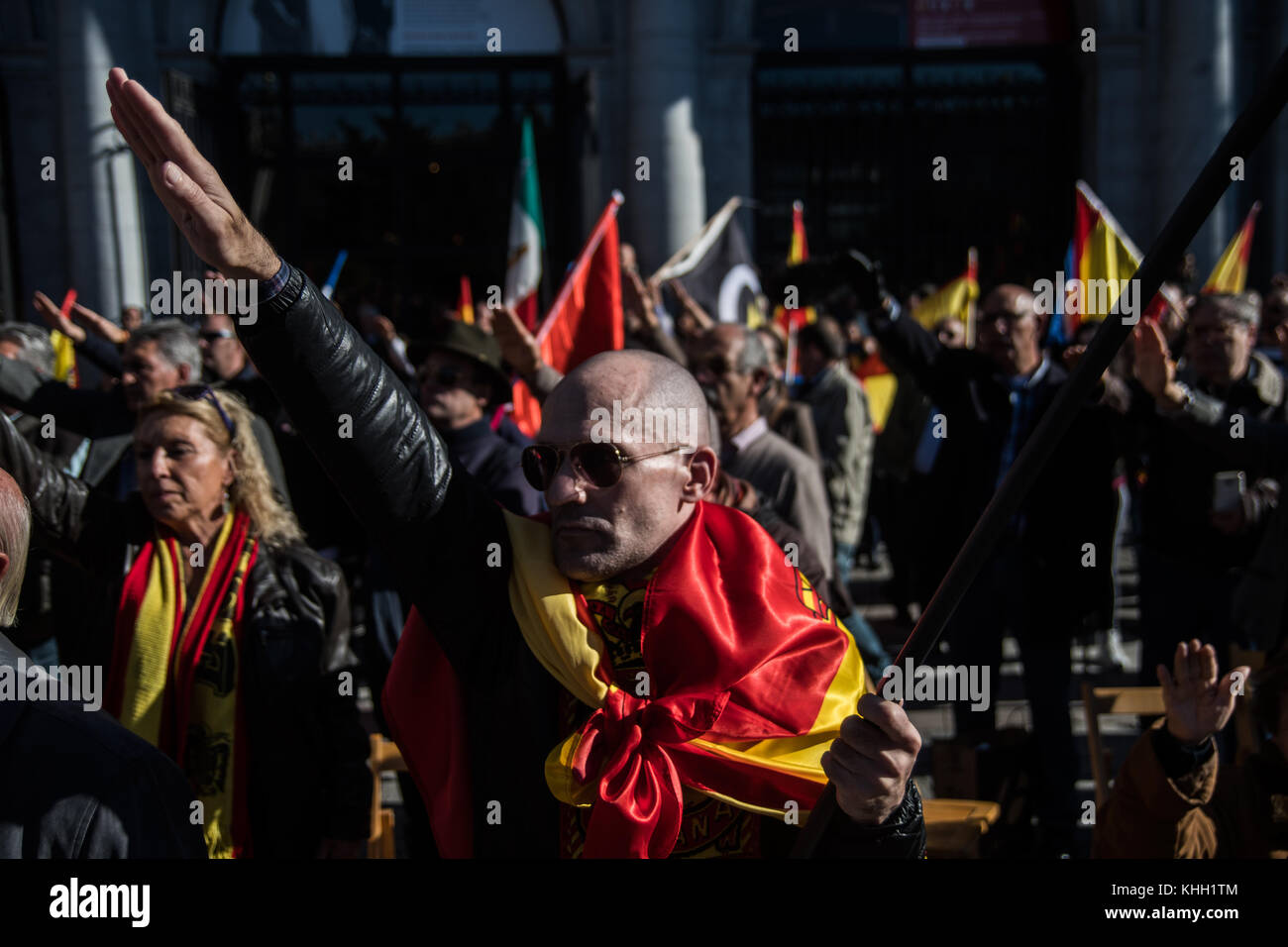 Madrid, Espagne. 19 novembre 2017. Un partisan de Franco fait un salut fasciste lors d'un rassemblement commémorant le 42e anniversaire de la mort du dictateur Francisco Franco, à Madrid, en Espagne. Crédit : Marcos del Mazo/Alamy Live News Banque D'Images