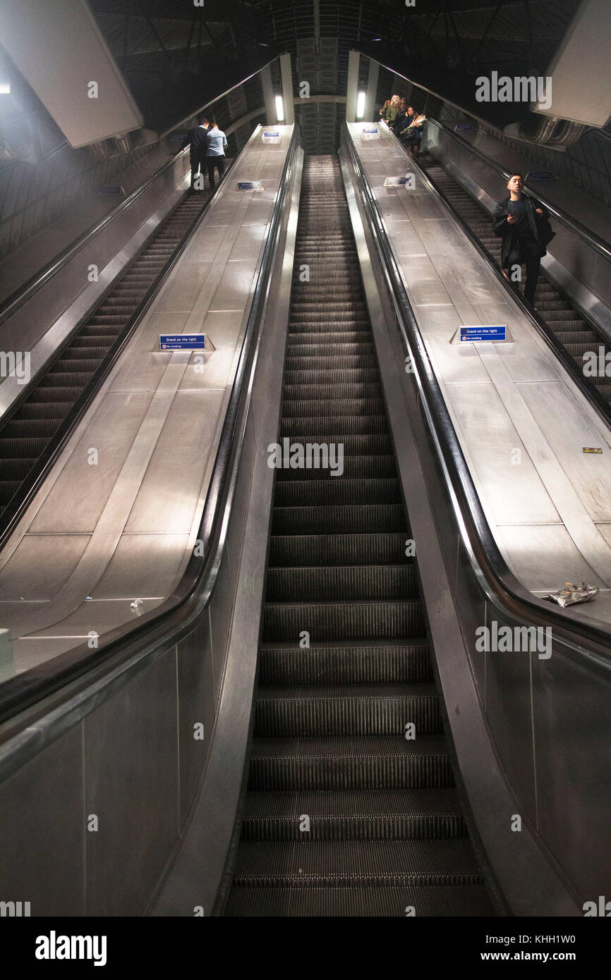 Londres, Angleterre, Royaume-Uni. 11 novembre 2017. Les personnes utilisant l'escalator dans le métro pour se rendre à différentes plates-formes et services en ligne. ©Sian Reekie Banque D'Images