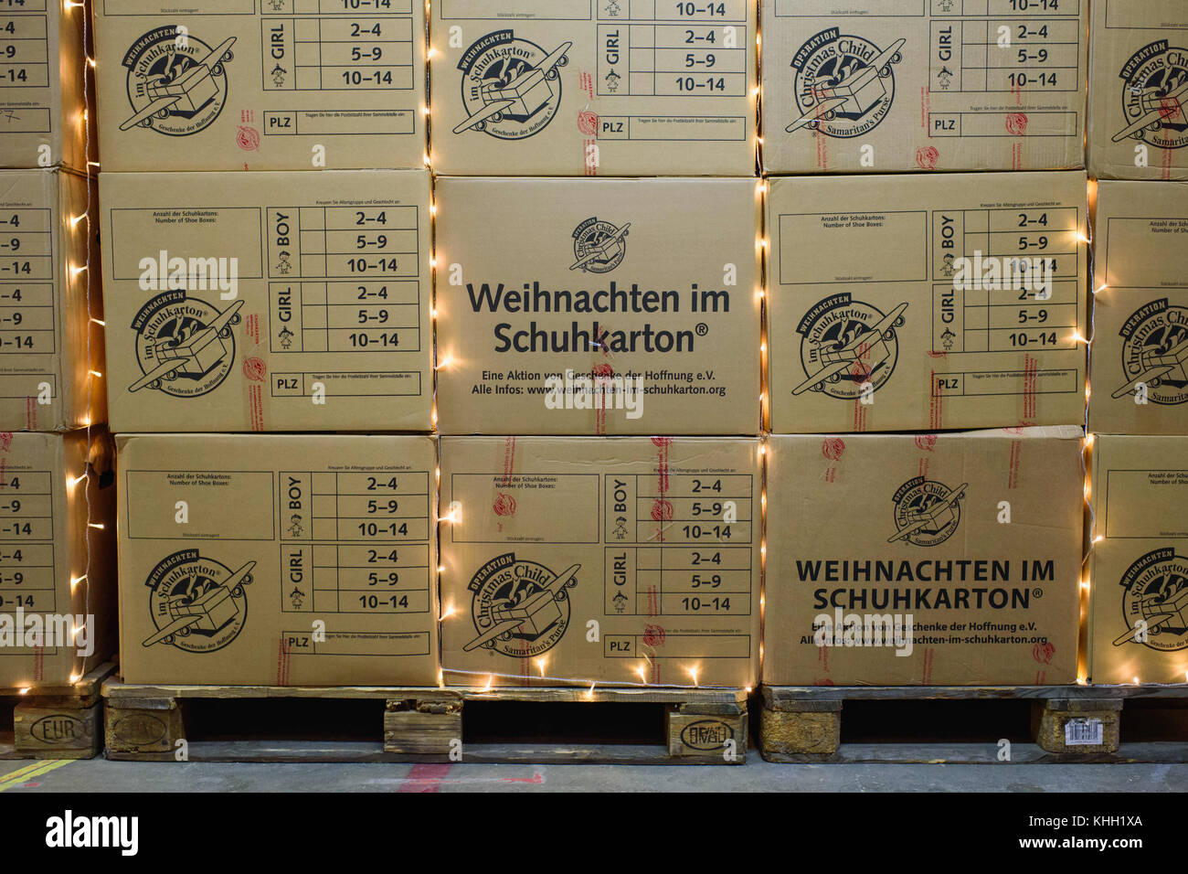Berlin, Allemagne. 17 novembre, 2017. paniers caisses remplies de cadeaux aux enfants se trouvent dans la 'christmasworkshop" de l'initiative "weihnachten im schuhkarton'. Noël dans la boîte à chaussures) et sont prêts à être expédiés à Berlin, Allemagne, 17 novembre 2017. L'initiative est partie de la campagne internationale de l'opération "Noël chil'du Christian Relief Agency samaritains sac à main. L'année dernière, l'initiative a fourni quelque 11, 5 millions d'enfants dans environ 100 pays avec une surprise de Noël. crédit : gregor fischer/dpa/Alamy live news Banque D'Images