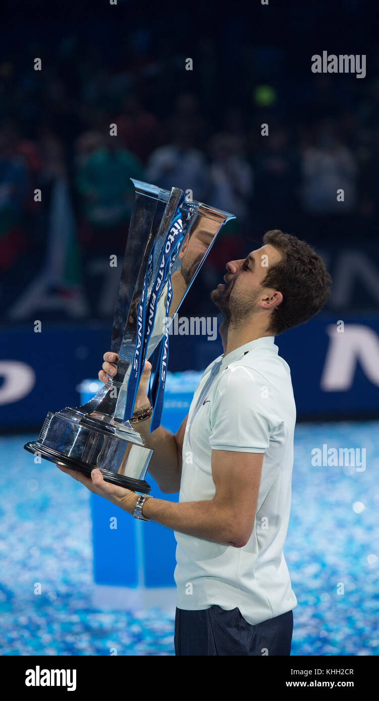 O2, Londres, Royaume-Uni. 19 novembre 2017. Nitto ATP Finals, Grigor Dimitrov célèbre sa victoire de la finale des singles sur David Goffin sur le terrain central. Crédit : Malcolm Park/Alay Live News. Banque D'Images