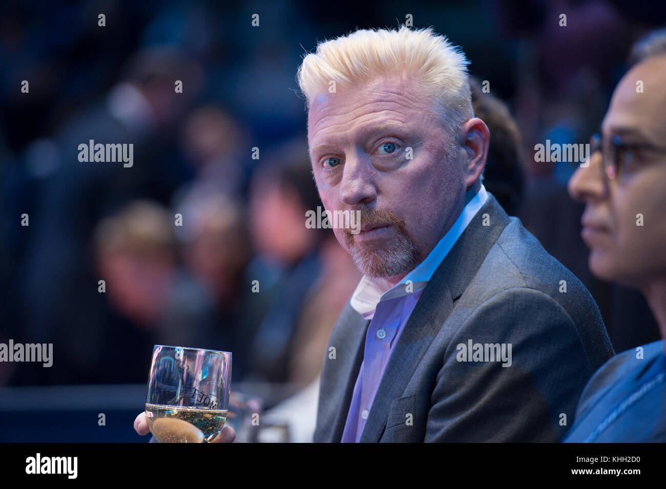 O2, Londres, Royaume-Uni. 19 novembre 2017. Nitto ATP Finals, Boris Becker observe les finales de match simple de la Star Box avec un verre de champagne. Crédit : Malcolm Park/Alay Live News. Banque D'Images
