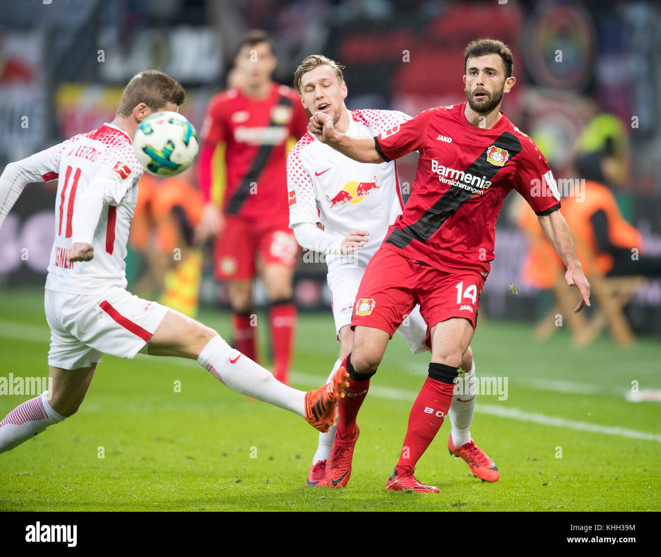 Leverkusen, Deutschland. 18 novembre 2017. V. R. Admir MEHMEDI (LEV) im duels versus Emil FORSBERG (l) und Timo WERNER (l), Aktion Fussball 1. Bundesliga, 12 ans. Spieltag, Bayer 04 Leverkusen (LEV) - RB Leipzig (l) 2:2, AM 18.11.2017 à Leverkusen/ Allemagne. |utilisation dans le monde entier crédit : dpa/Alamy Live News Banque D'Images