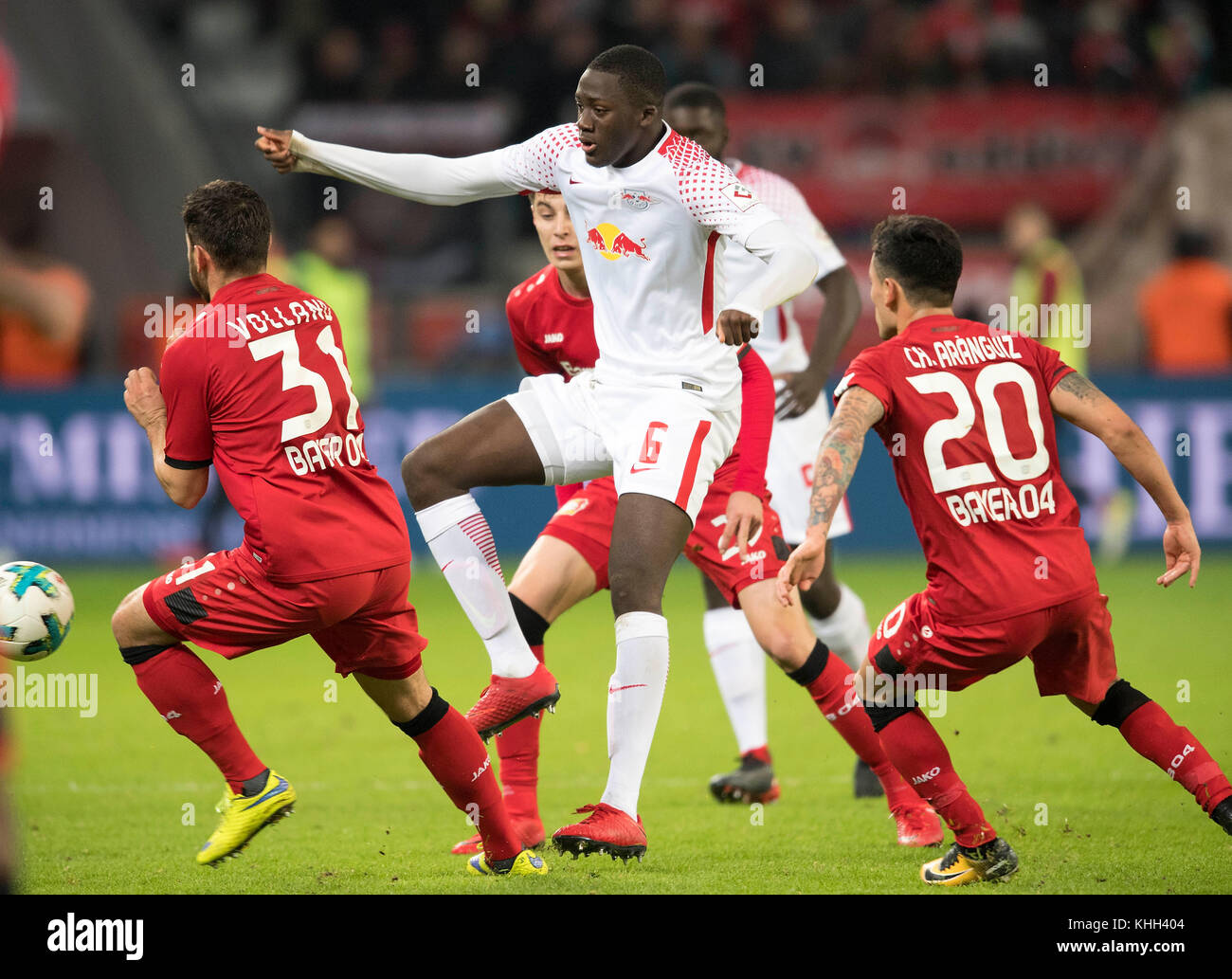 Ibrahima KONATE (l) im Duell versus Kevin VOLLAND L. (LEV) und Charles ARANGUIZ R. (LEV), duels, Aktion, Fussball 1. Bundesliga, 12 ans. Spieltag, Bayer 04 Leverkusen (LEV) - RB Leipzig (l) 2:2, AM 18.11.2017 à Leverkusen/ Allemagne. |utilisation dans le monde entier Banque D'Images