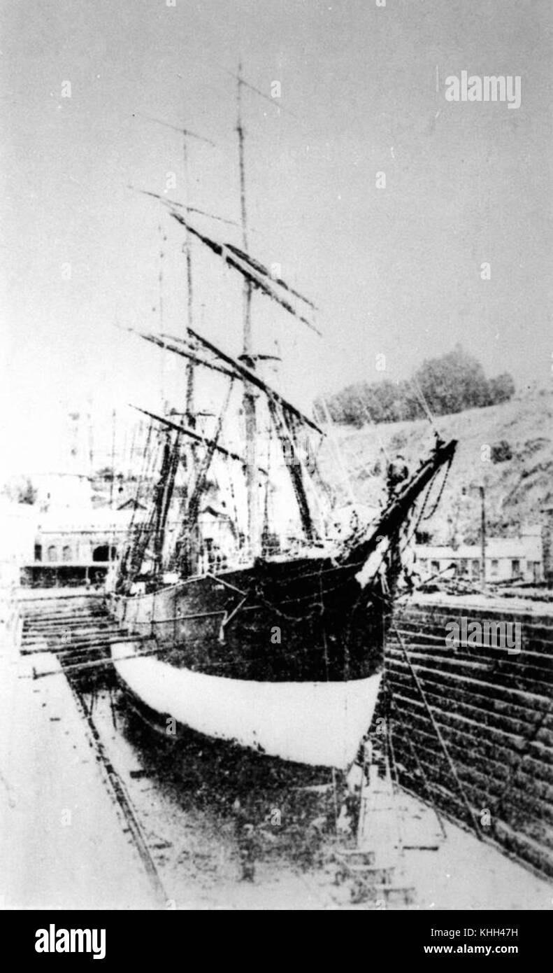 Le navire RONA, référencé « 1 170619 RONA », peut désigner un navire maritime connu pour son histoire ou son importance. Le nombre suggère un événement ou une date spécifique lié à l'historique du navire. Banque D'Images