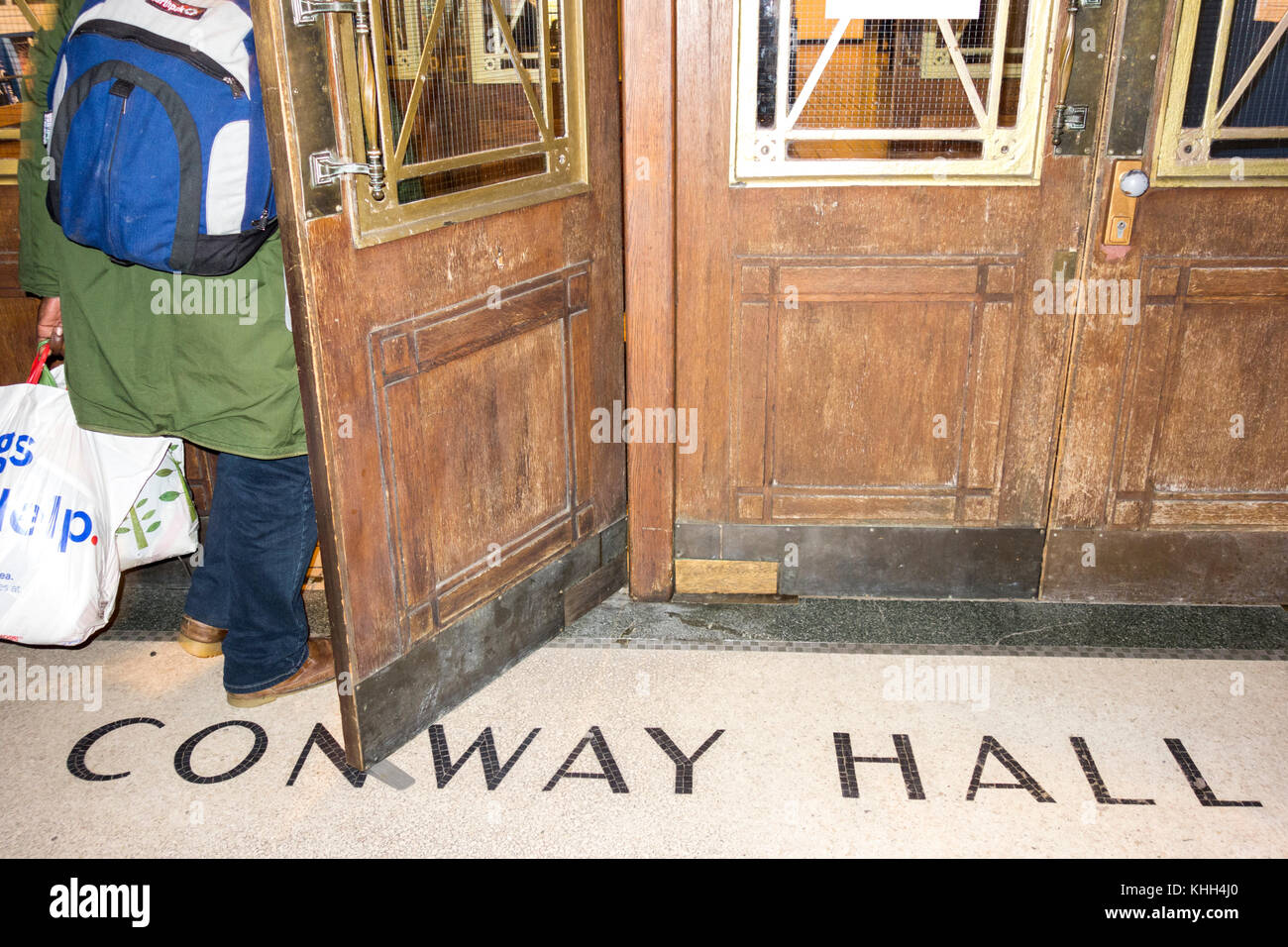 Les personnes qui entrent par l'entrée principale à Conway Hall, la société de l'éthique 1920 du siège le Red Lion Square, London WC1, UK Banque D'Images