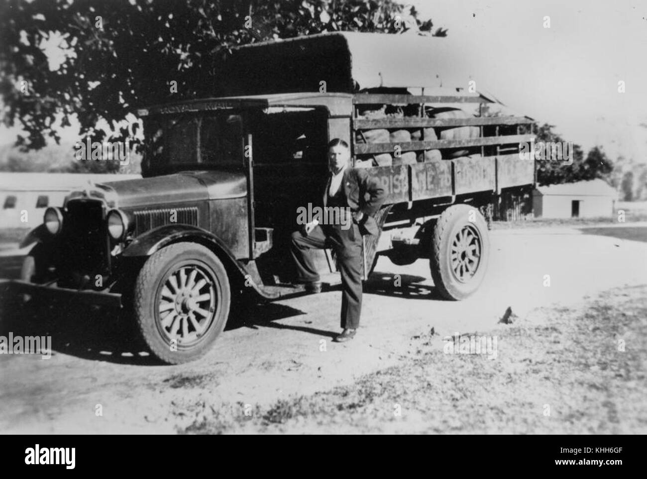 2187395 Leo Brooks posant avec la camionnette, Rathdowney, 1927 Banque D'Images