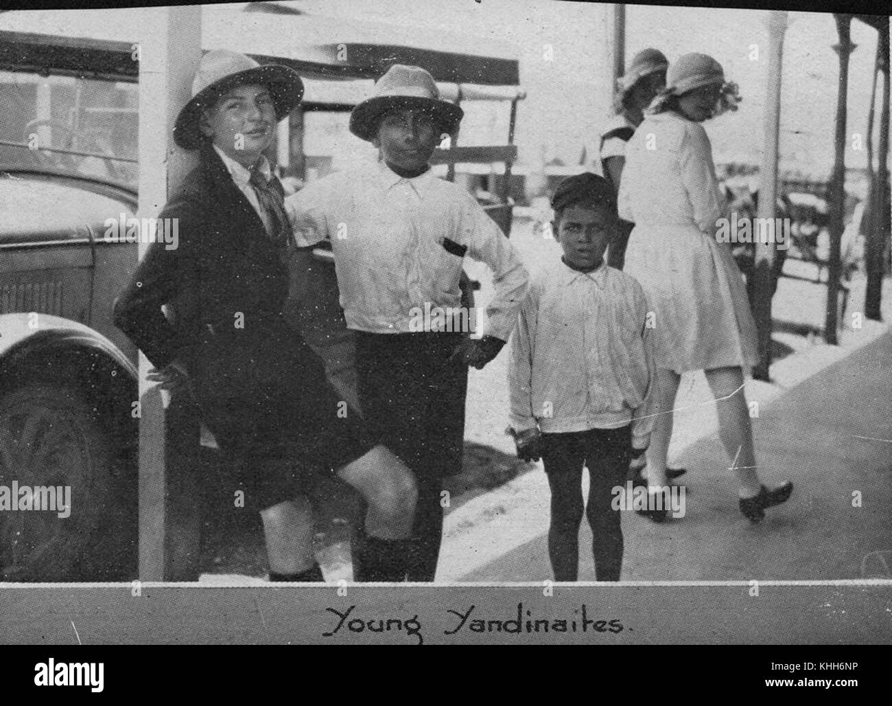 2298119 Les garçons et les filles d'attendre dans l'ombre par le côté de la route, Yandina, 1932 Banque D'Images