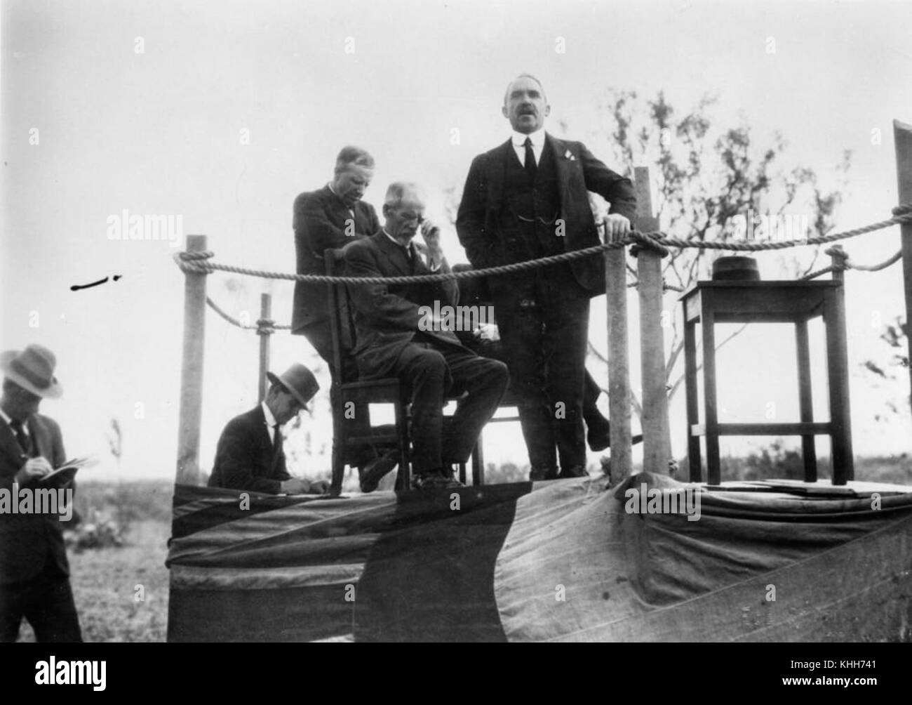 Cette photographie capture l'ouverture d'une fête à Jimbour Station le 21 novembre 1925, documentant un événement communautaire important en Australie rurale. Banque D'Images Cette photographie capture l'ouverture d'une fête à Jimbour Station le 21 novembre 1925, documentant un événement communautaire important en Australie rurale. Banque D'Images
