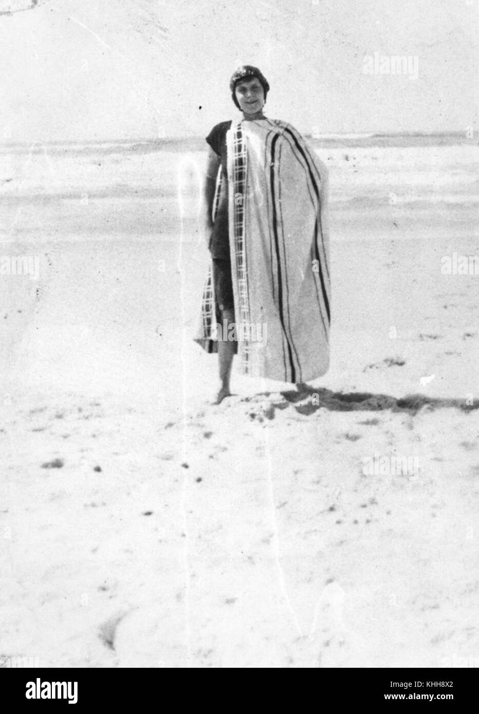 2140699 Jeune femme enveloppée dans une serviette de plage à Southport, le jour de Pâques, 1920 Banque D'Images