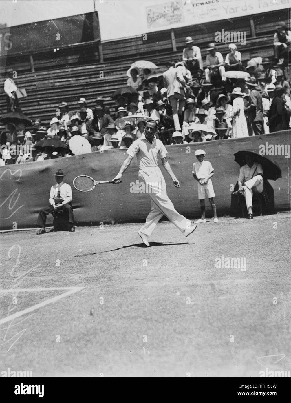 2298199 Patrick Hughes de l'Angleterre à jouer au tennis contre un adversaire, 1933 Banque D'Images