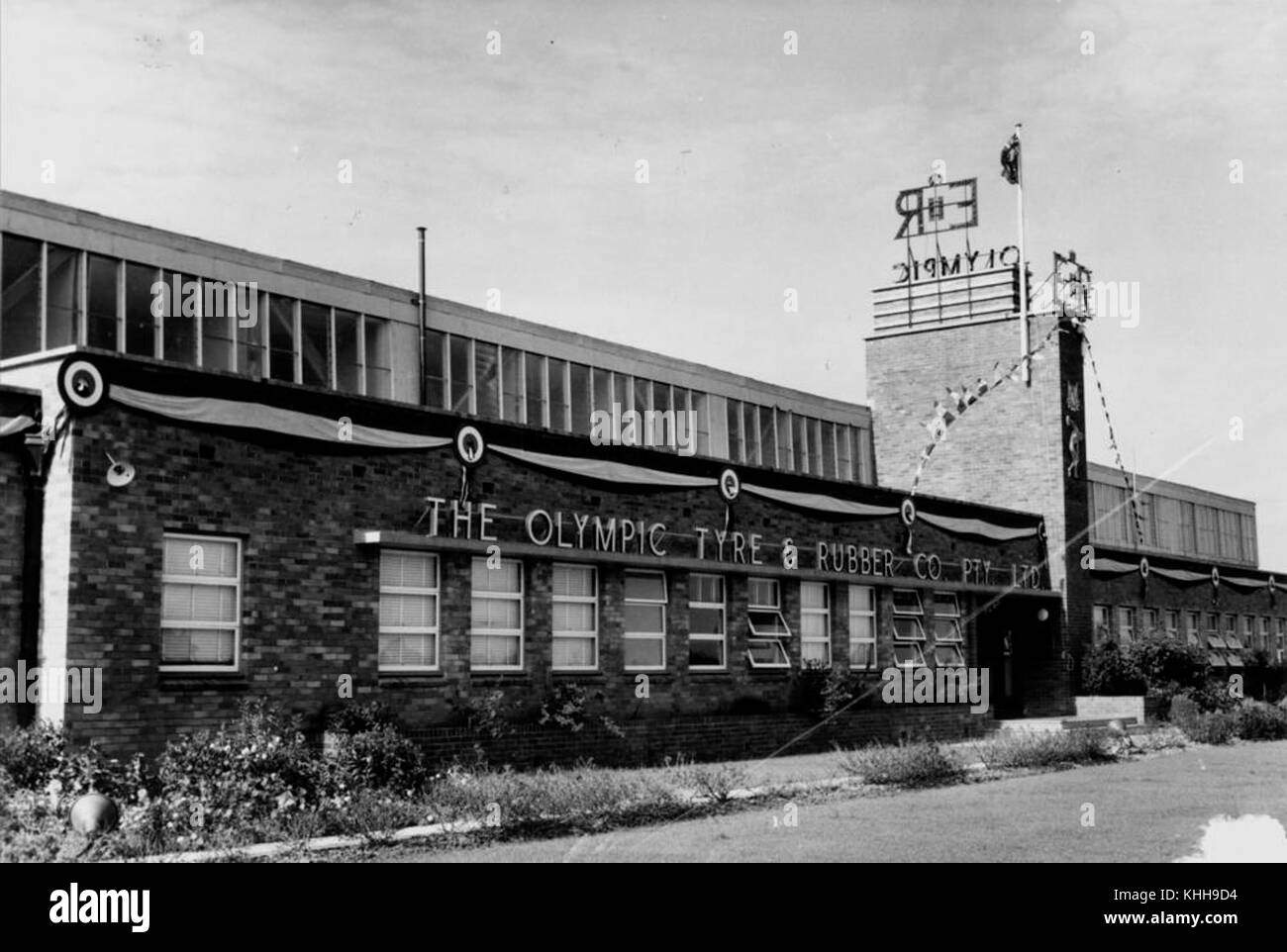 1214536 Olympic Tire and Rubber Co. décoré leurs capacités d'accueillir la Reine Elizabeth II et du prince Philip en 1954 Banque D'Images